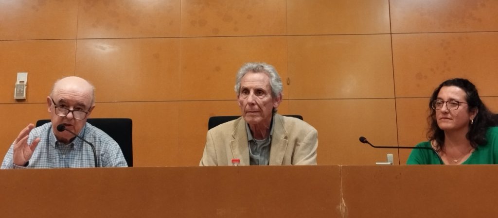 Jaume Azpiroz, antic director de l'escola Jaume Salvatella; Jordi Soler, autor del llibre i l'editora de l'editorial Kairat