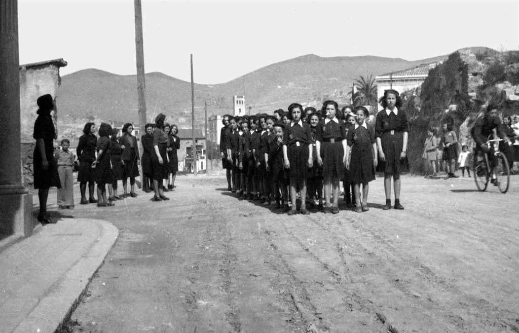 Formació de nens i joves falangistes al carrer Sant Carles de Santa Coloma de Gramenet (Museu Torre Balldovina-Arxiu d'Imatges)
