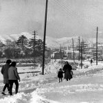 Santa Coloma de Gramenet, nevada, des de l'avinguda de la Generalitat. A la dreta, Can Mariner i, a l'esquerra, els jardins de la Balldovina. (Ernest Prats/ Santa Coloma de G.-Imagenes)