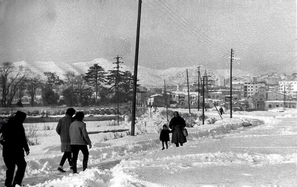 Santa Coloma de Gramenet, nevada, des de l'avinguda de la Generalitat. A la dreta, Can Mariner i, a l'esquerra, els jardins de la Balldovina. (Ernest Prats/ Santa Coloma de G.-Imagenes)