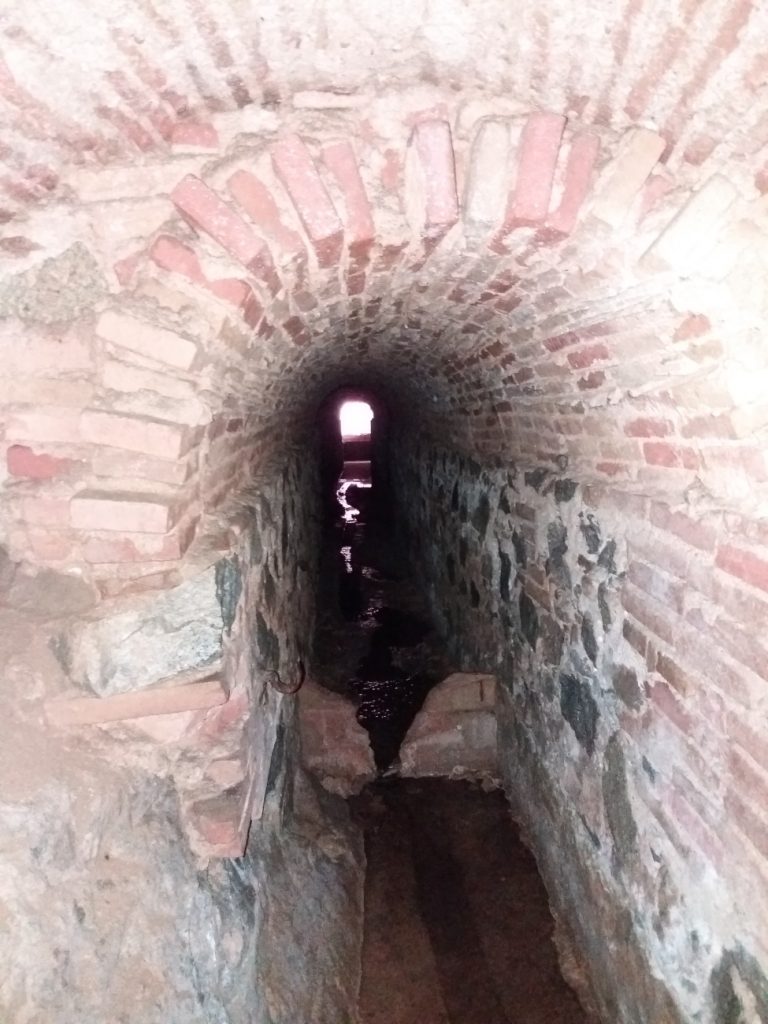 Interior de la mina d'aigua de can Pascali al carrer Colom de Santa Coloma de Gramenet